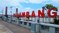 Ikon tulisan Palembang dipajang di pinggiran Sungai Musi di Plasa Benteng Kuto Besak (BKB) yang mempunyai 9 anak sungai (Liputan6.com / Nefri Inge)