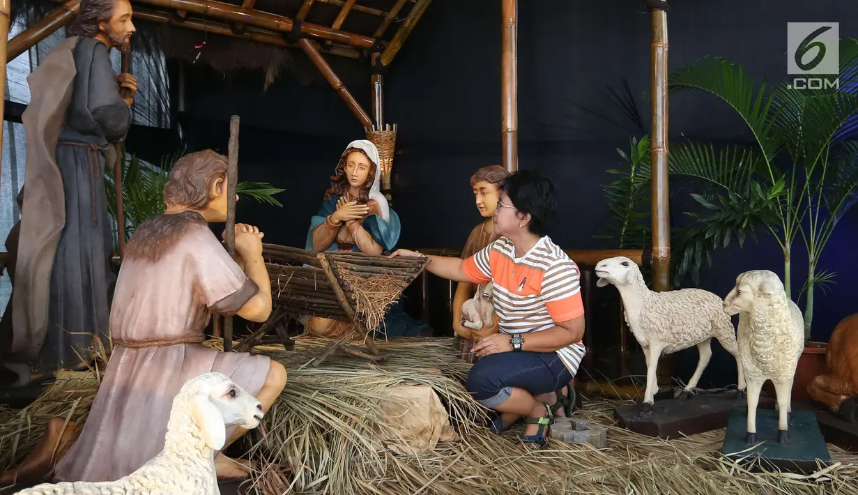 Pengurus menata diorama bertema natal di Gereja Katedral, Jakarta, Sabtu (23/12). Berbagai dekorasi seperti pohon natal, kandang natal, dan berbagai aksesoris pun ditata sedemikian rupa. (Liputan6.com/Angga Yuniar)