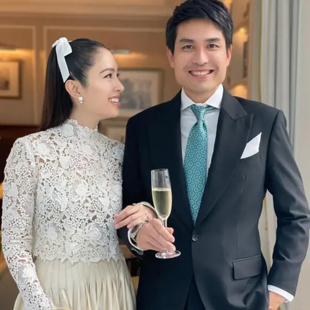 Nong Poy bersama tunangannya Oak Phakwa Hongyok di pesta lajang. (Instagram/@achirakul)