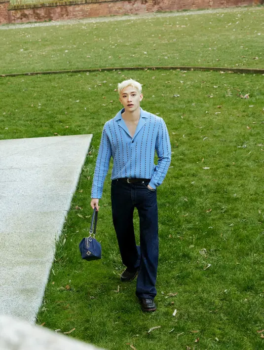 Bang Chan tampil dengan nuansa santai dari koleksi ini. Sesuai dengan foto-foto yang diambil seperti di taman hingga bermain Billiyard.  [Dok. FENDI]