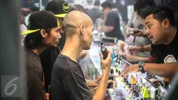 Pengunjung bertanya saat Vape Fair 2016 di Ecovention Hall Ancol, Jakarta, Minggu (27/11). Vape menjadi alternatif mengganti rokok konvensional menjadi rokok elektrik.(Liputan6.com/Faizal Fanani)