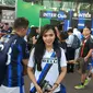 Maia Susanto merupakan salah satu anggota Inter Club Indonesia yang pergi ke Singapura untuk saksikan Inter Milan. (Liputan6.com/Thomas)