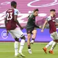 Pemain Aston Villa, Jack Grealish, mencetak gol ke gawang West Ham United pada laga Premier League di Stadion London, Minggu (26/7/2020). Kedua tim bermain imbang 1-1. (Andy Rain/Pool via AP)