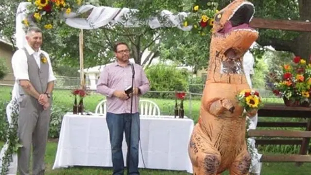 Kocak, Pengiring Pengantin Ini Pakai Kostum Tak Biasa Saat di Acara Pernikahan