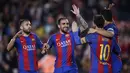 Para pemain  FC Barcelona merayakan gol Lionel Messi (2kiri) saat melawan Real Sociedad pada lanjutan La Liga di Camp Nou stadium in Barcelona, Spanyol, (15/4/2017). Barcelona menang 3-2.  (AP /Manu Fernandez)
