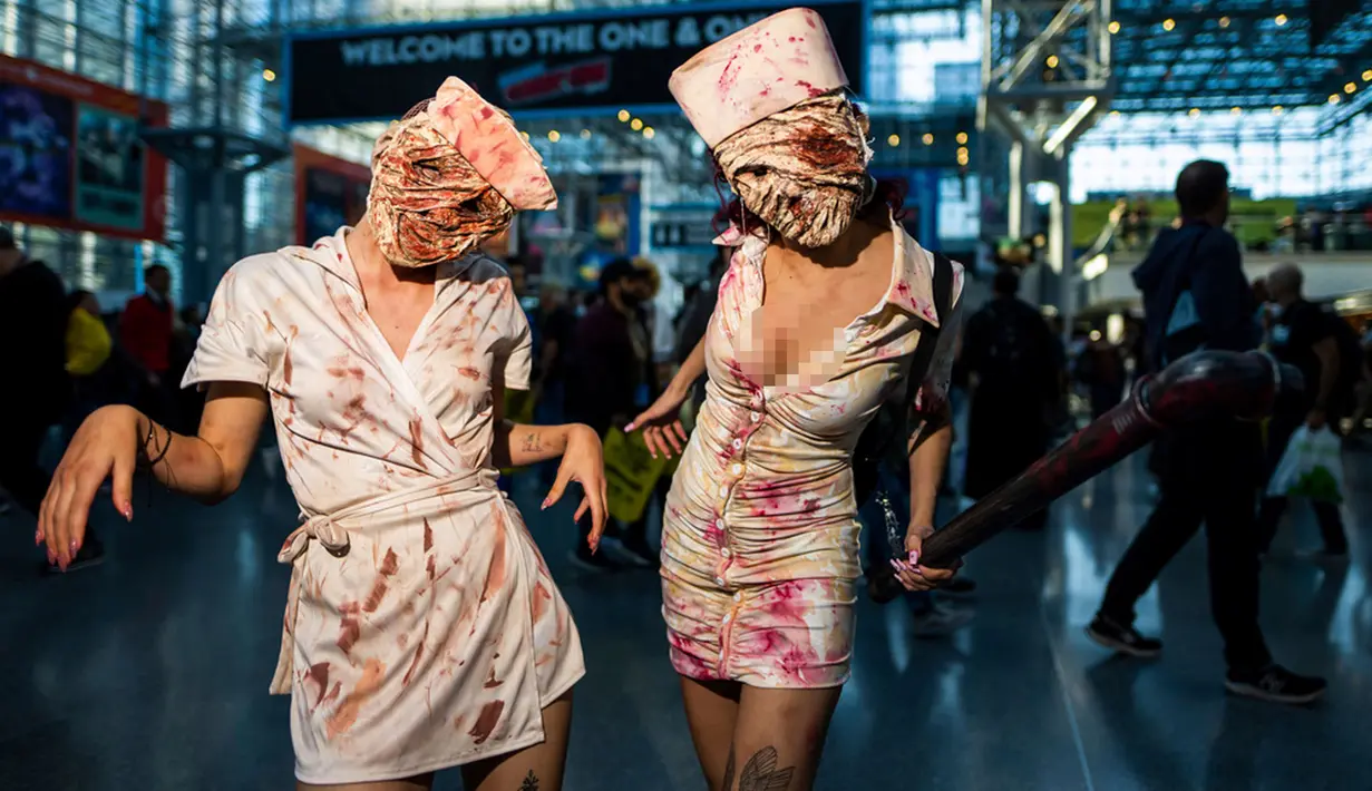 Peserta yang berpakaian perawat Silent Hill berpose saat New York Comic Con (NYCC) di Jacob K. Javits Convention Center, New York, Amerika Serikat, Jumat (13/10/2023). New York Comic Con atau NYCC adalah konvensi buku komik terbesar di Amerika Utara. (Photo by Charles Sykes/Invision/AP)