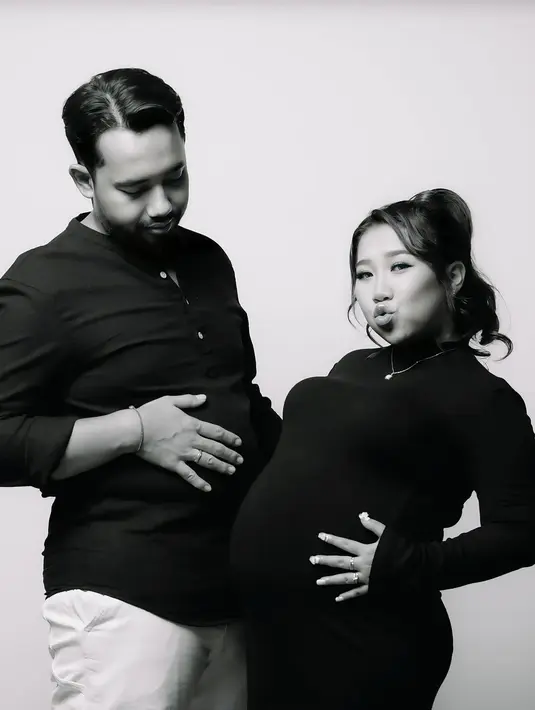 Potret Maternity Shoot Kiky Saputri, Kocak Adu Perut dengan Suami (Sumber: Instagram/kikysaputri)