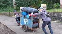 Warga dan pengelola Taman Nasional Gunung Gede Pangrango, Sukabumi, Jawa Barat, saat mengangkut sampah (Liputan6.com/Istimewa).