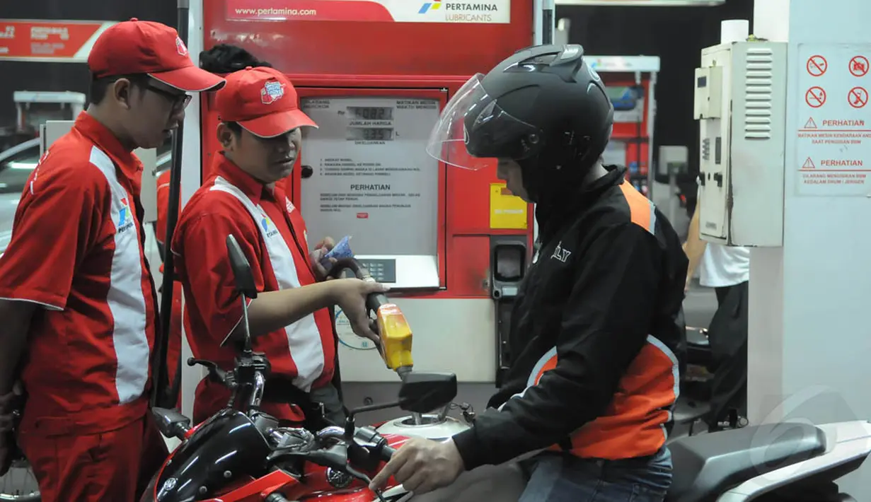 Seorang pengendara motor tampak mengisi BBM beberapa jam sebelum presiden mengumumkan kenaikan bahan bakar minyak, Jakarta, Senin (17/11/2014). (Liputan6.com/Herman Zakharia)