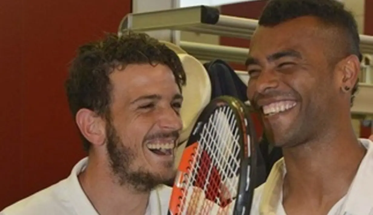 Alessandro Florenzi bercanda dengan Ashley Cole. (www.asroma.it)