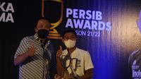 Gelandang Persib Bandung, Beckham Putra Nugraha, terpilih menjadi pemenang favourite young player dalam Persib Awards yang digelar pada Rabu (13/4/2022). (Bola.com/Muhammad Faqih)