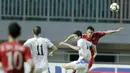 Pemain Korea Utara duel udara dengan pemain Uzbekistan pada laga PSSI Anniversary Cup 2018 di Stadion Pakansari, (27/4/2018). Korea Utara bermain imbang 2-2 dengan Uzbekistan. (Bola.com/M Iqbal Ichsan)