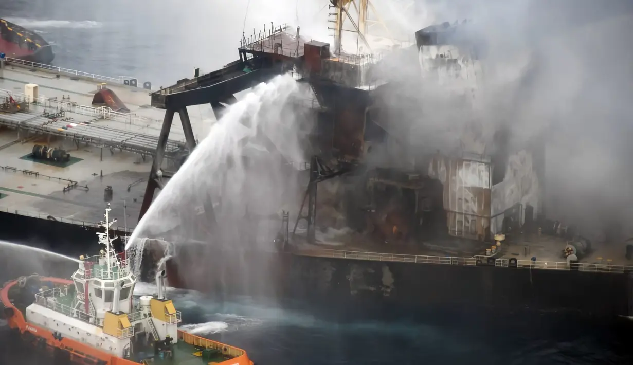 Kapal pemadam kebakaran menjinakkan api yang membakar kapal tanker minyak MT New Diamond di laut lepas pantai timur Sri Lanka, 8 September 2020. Kapal tanker minyak MT New Diamond yang terbakar telah ditarik ke perairan aman dengan kapal tunda. (Xinhua/Media Angkatan Udara Sri Lanka)