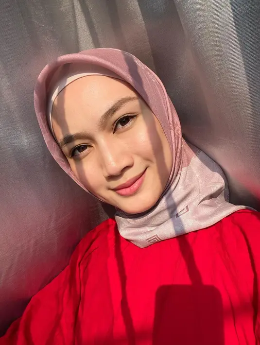 Kenakan baju warna meras polos dipadukan dengan jilbab motif, penampilan Melody ini tampak lebih cerah. Senyuman manis yang dipamerkannya ke kamera semakin memancarkan pesonanya. Meski terlihat simpel, OOTD Melody Laksani ini bisa jadi inspirasi saat hangout. (Liputan6.com/IG/@melodylaksani92)