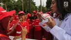 Dokter gigi sedang memberikan edukasi menyikat gigi yang baik pada acara Bulan Kesehatan Gigi Nasional (BKGN) di Senayan, Jakarta, Sabtu (8/9/2019). Kegiatan yang mengusung gerakan Indonesia Tersenyum mengajak masyarakat mewujudkan bebas gigi berlubang. (Liputan6.com/HO/Mail)