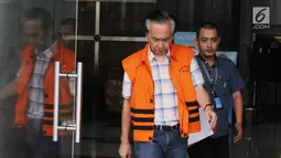 Direktur Utama PT PBM Puspo Sukrisna alias Asun (kiri) keluar dari Gedung KPK, Jakarta, Rabu (25/7). Asun diduga melakukan suap terhadap terdakwa Bupati Subang nonaktif Imas Aryumningsih. (Merdeka.com/Dwi Narwoko)