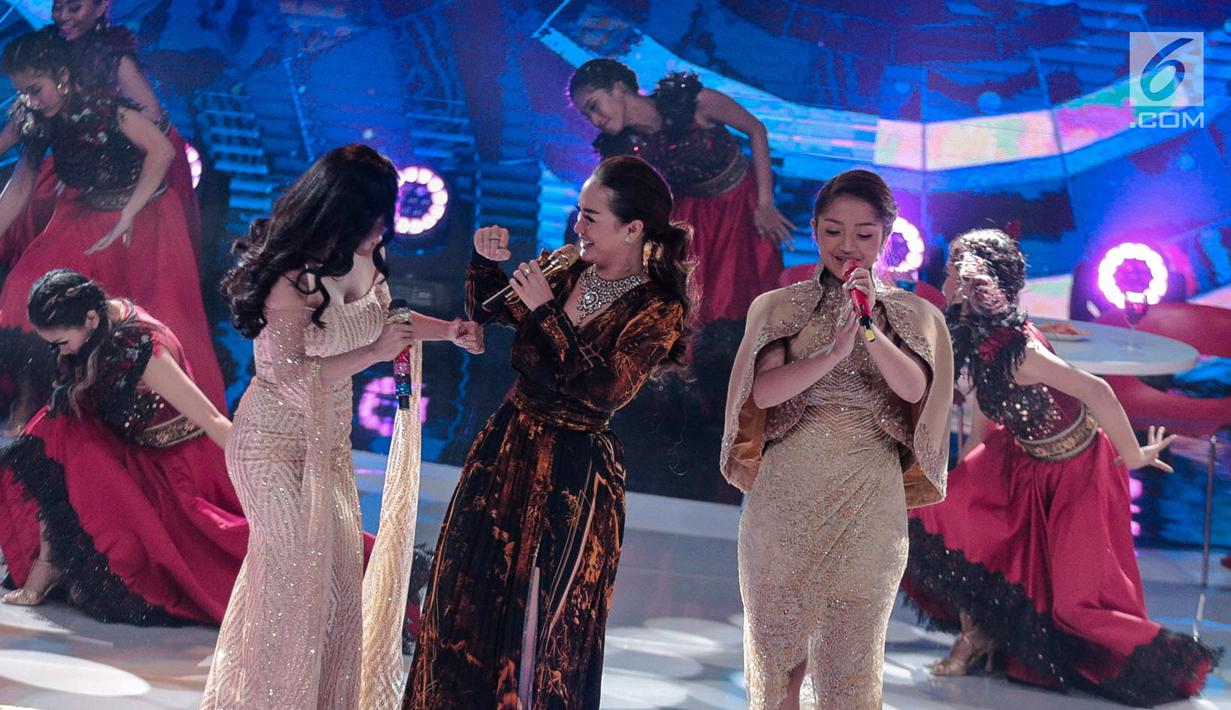 Aksi pedangdut Dewi Perssik (kiri), Siti Badriah (kanan), dan  Zaskia Gotik (tengah) saat tampil dalam Indonesian Dangdut Awards 2018 di Jakarta, Jumat (12/10). Mereka membawakan lagu Bintang Pentas, Bara Bere, dan Tarik Selimut. (Faizal Fanani)