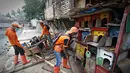 Petugas menghancurkan kandang burung merpati saat penertiban unggas di bantaran Kali Ciliwung, Senen, Jakarta, Rabu (18/11). Penertiban dilakukan untuk mencegah penyebaran virus flu burung. (Liputan6.com/Immanuel Antonius)