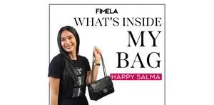 Happy Salma membongkar barang-barang di dalam sling bag hitamnya. Meski kecil, ternyata isinya muat banyak! Penasaran ada apa saja di dalamnya? Yuk, tonton videonya!