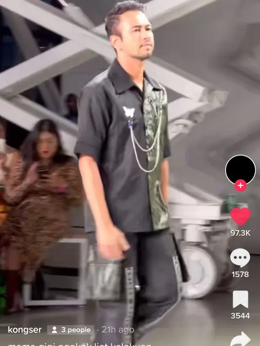 <p>Raffi Ahmad dengan percaya diri jalan di runaway. (Foto: Instagram/ @uusbiasaaja via TikTok)</p>