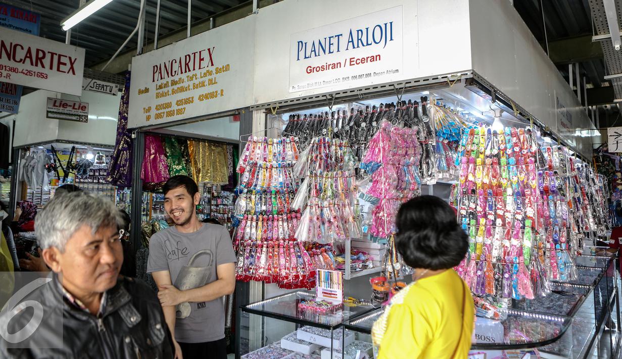 Sejumlah pembeli melintasi kios jam tangan di Blok III Pasar Senen, Jakarta, Rabu (24/6/2015). Para pedagang korban kebakaran Blok III Pasar Senen masih menempati kios sementara hingga gedung baru selesai. (Liputan6.com/Faizal Fanani)