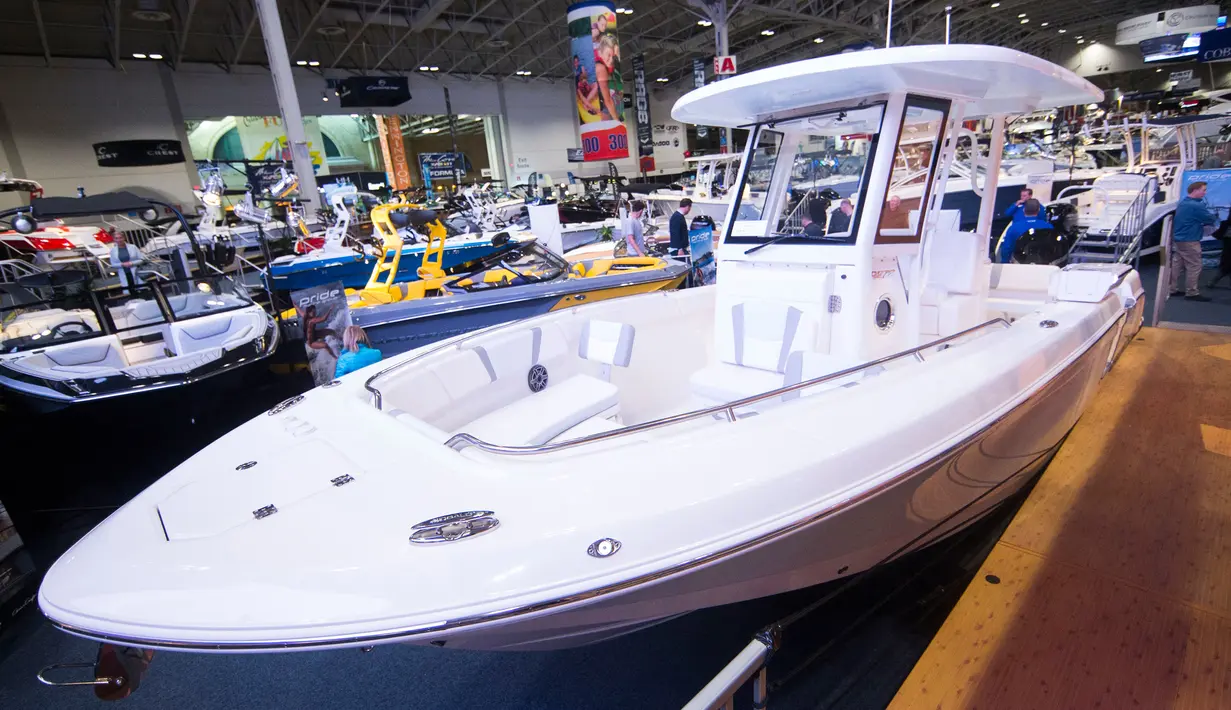 Salah satu jenis perahu dipamerkan dalam Pameran Perahu Internasional Toronto 2020 di Toronto, Kanada, Jumat (17/1/2020). Lebih dari 1.200 unit perahu dipamerkan dalam acara tersebut. (Xinhua/Zou Zheng)