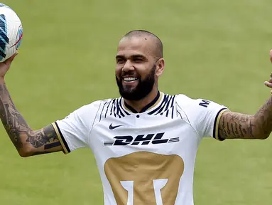 Dani Alves telah mengumumkan berpisah dengan Barcelona untuk yang kedua kalinya. Bek tangguh asal Brasil itu pergi ke Pumas UNAM di Liga Meksiko usai kontraknya tak diperpanjang Barcelona. AFP/Alfredo Estrella)