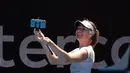 Ekspresi Maria Sharapova saat berselfie dengan penggemarnya usai pertandingan melawan Tatjana Maria pada putaran pertama di kejuaraan tenis Australia Terbuka 2018 di Melbourne (16/1). Sharapova menang 6-1, 6-4. (AP Photo / Vincent Thian)