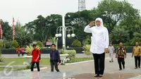 Mensos Khofifah Indar Parawansa memberi penghormatan saat mengunjungi Taman Makam Pahlawan Nasional, Kalibata, Jakarta, Kamis (12/11).  Kegiatan tersebut merupakan rangkaian memperingati Hari Pahlawan Nasional. (Liputan6.com/Yoppy Renato)