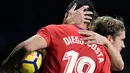 Pemain depan Atletico Madrid Antoine Griezmann memeluk rekan setimnya Diego Costa usai memenangkan pertandingan melawan Valencia dalam Liga Spanyol di stadion Wanda Metropolitano, Madrid (4/2). (AFP Photo/Gabriel Bouys)