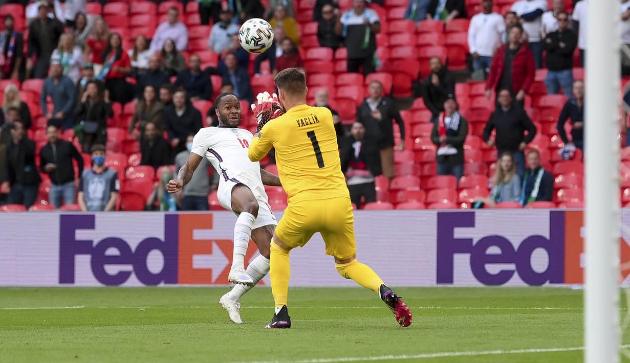 Pertandingan baru berjalan dua menit, Raheem Sterling memiliki kans untuk membawa The Three Lions unggul. Bola hasil tendangan kaki kanannya yang memanfaatkan umpan dari Luke Shaw masih bisa digagalkan Tomas Vaclik. (Foto: AP/Pool/Laurence Griffiths)