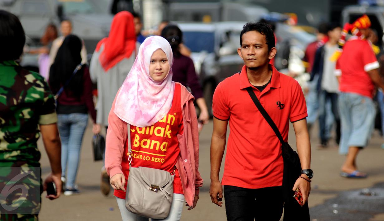 Salah satu suporter Semen Padang wanita berjalan memasuki areal Stadion GBK Jakarta, Minggu (24/1/2016). Semen Padang akan melawan Mitra Kukar dalam laga final Piala Jenderal Sudirman. (Liputan6.com/Helmi Fithriansyah)