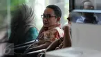 Ketua DPRD Banten, Asep Rahmatullah menunggu di lobi gedung KPK, Jakarta, Selasa (15/12). Asep akan diperiksa sebagai saksi kasus dugaan suap Wakil Ketua DPRD Banten SM Hartono dan Anggota DPRD Banten Tri Satriya Santosa. (Liputan6.com/Helmi Afandi)