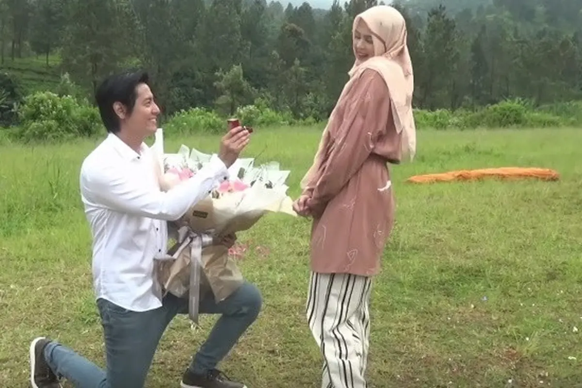 Begini Momen Romantis Roger Danuarta Lamar Cut Meyriska Di Puncak