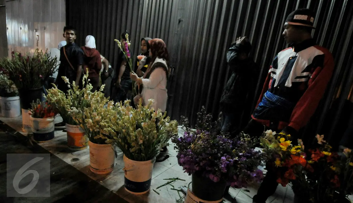 Malam Takbiran warga berburu bunga sedap malam di pasar kembang, Pal Sigunung, Depok, Selasa (5/7/2016). Warga membeli bunga hias untuk pelengkap Idul Fitri 1437 H. (Liputan6.com/Yoppy Renato)