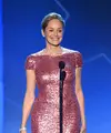 Sharon Stone menyampaikan penghargaan untuk kategori ‘Best Picture’ di Critics Choice Awards 2016 pada Minggu (17/1/2016). Bintang ‘Basic Instinct’ ini tampak sempurna dalam tugasnya dengan suara dan gaya yang berkelas. (AFP/Bintang.com)