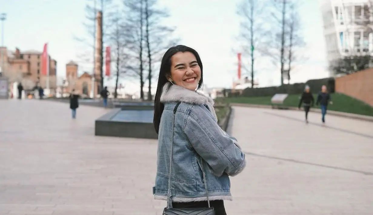 Aaliyah juga tampil dengan jaket denim dengan kerah berbulu, dipadukan celana hitam yang serasi dengan sling bagnya.  [@aaliyah.massaid]