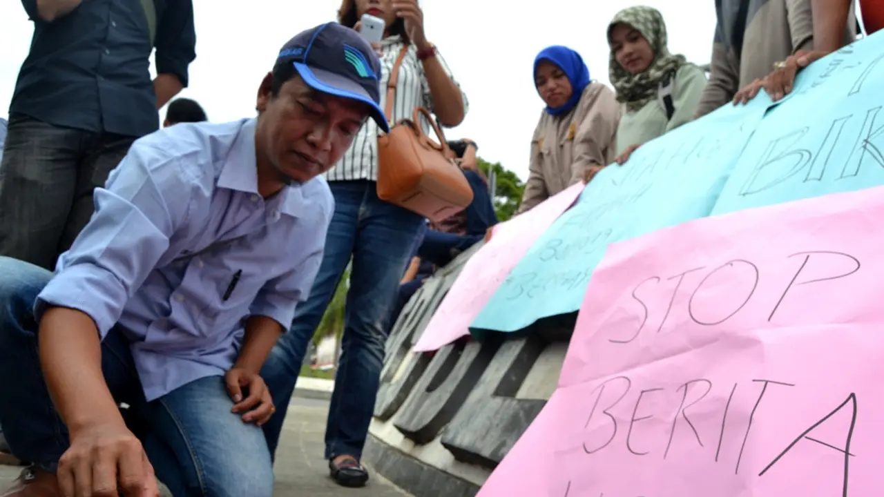 Deklarasi Anti-Hoax, Puluhan Jurnalis Bengkulu Tabur Bunga di Tugu Pers