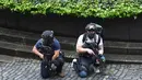 Polisi bersenjata mengamankan sekitar gedung Parlemen Inggris di London, Rabu (22/3). Kepanikan melanda ketika rangkaian serangan yang menewaskan setidaknya lima orang terjadi hanya beberapa meter dari pusat Gedung Parlemen. (Stefan Rousseau/PA via AP)
