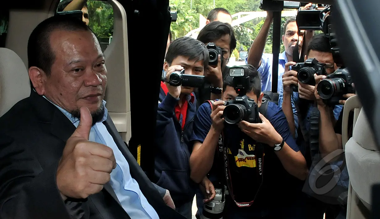 Ketua Umum PSSI La Nyalla Mataliti segera meninggalkan Kemenpora karena Menpora Imam Nahrawi sedang tidak ada di tempat, Senin (20/4/2014). (Liputan6.com/Johan Tallo)