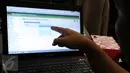 Peserta menjajal aplikasi sistem informasi logistik (Silog) Pilkada 2015 saat rapat koordinasi di Kantor KPU Pusat, Jakarta, Rabu (30/9/2015). Rapat dipimpin komisioner KPU Hadar Nafis Gumay dan Arief Budiman. (Liputan6.com/Helmi Afandi)