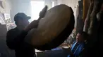 Seorang dukun menabuh alat musik saat mengusir roh jahat di kediaman pelanggannya di Kota Kyzyl, Tuva, Siberia, Rusia, (3 /11). Dukun-dukun kaum nomaden tersebut diyakini juga dapat menyembuhkan penyakit dan meramal masa depan. (REUTERS/Ilya Naymushin)