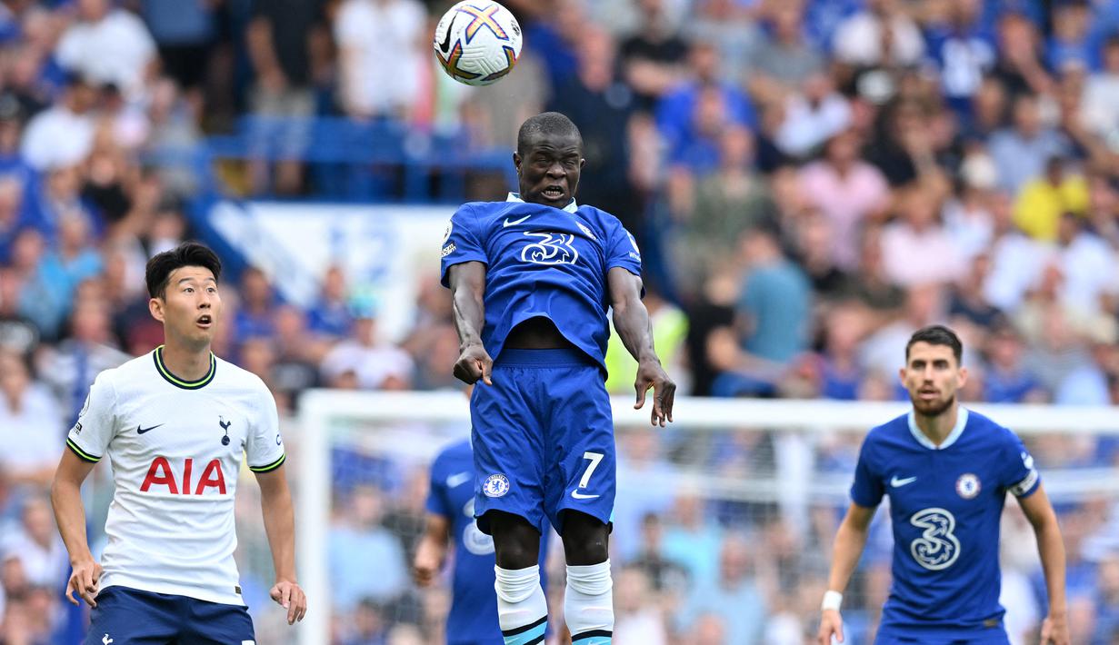 N'Golo Kante. Gelandang bertahan Prancis berusia 31 tahun yang didatangkan dari Leicester City pada awal musim 2016/2017 ini akan berakhir kontraknya bersama Chelsea pada Juni 2023. Sering dilanda cedera, musim ini ia hanya tampil dalam 2 laga di Liga Inggris. Meski masih ada lampu hijau untuk negosiasi dengan The Blues, Barcelona bersama Al Nassr dikabarkan amat tertarik untuk mendatangkannya pada bursa transfer musim dingin 2022/2023 ini. (AFP/Glyn Kirk)