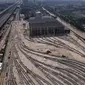 Foto udara proyek pembangunan depo LRT (Light Rail  Transit ) di Jatimulya, Bekasi Jawa Barat, Sabtu (11/6/2022). Menhub Budi Karya Sumadi menuturkan Pembangunan LRT Jabodebek dengan panjang lintasan 44,43 km dan 18 titik stasiun pemberhentian merupakan bagian dari upaya pemerintah menyelesaikan masalah transportasi perkotaan. (merdeka.com/Imam Buhori)