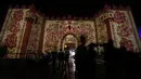 Orang-orang berjalan di dekat gerbang Damaskus selama festival cahaya di kota tua Yerusalem, 28 Juni 2018. Dalam festival yang ke-10 ini, baik anak maupun dewasa bisa datang tanpa dipungut biaya. (AFP / Ahmad GHARABLI)