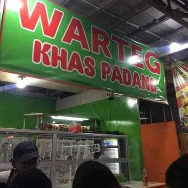 6 Tulisan Nyeleneh di Spanduk Warung Nasi Ini Bikin Pembeli Tepuk Jidat