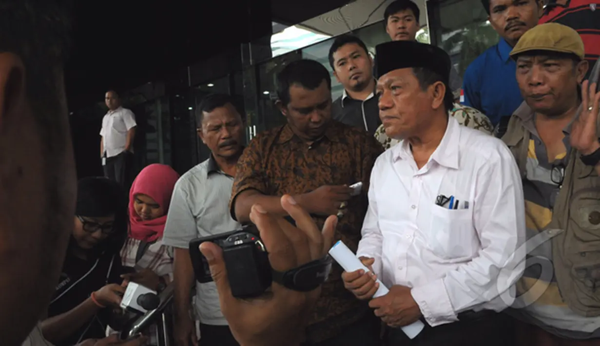 Muchtar Pakpahan, memberikan keterangan pada wartawan di KPK,Jakarta, Kamis (26/02/2015).  Muchtar Pakpahan  mendaftarkan Judicial Review pasal 77 UU No.8/1981 tentang Hukum acara Pidana (KUHAP) ke Mahkamah Konstitusi (MK). (Liputan6.com/Andrian M Tunay)