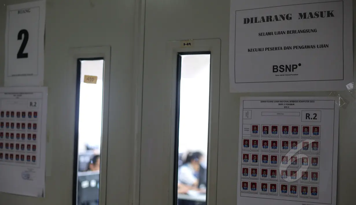 Hari pertama pelaksanaan Ujian Nasional (UN) berbasis komputer atau Computer Based Test (CBT) di SMPK Penabur 2, Jakarta, Senin (4/5). SMPK Penabur 2 menjadi satu-satunya SMP yang melaksanakan UN berbasis komputer di Jakarta. (Liputan6.com/Faizal Fanani)