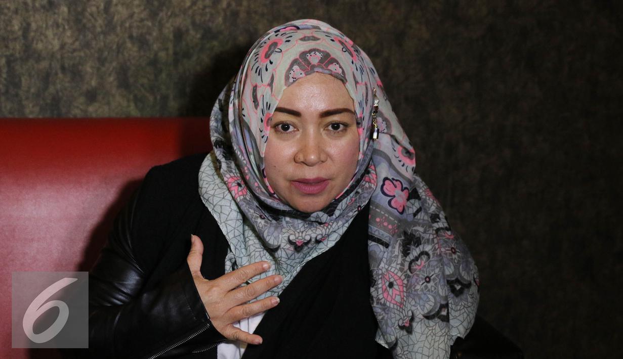 Penyanyi Melly Goeslaw menjawab pertanyaan wartawan usai latihan nyanyi buat HUT SCTV di Jakarta, Jumat (19/8/2016). Melly dan Syahrini akan tampil duet di malam puncak HUT SCTV ke 26. (Liputan6.com/Herman Zakharia)