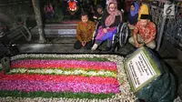 Sekjend Suluh Kebangsaan Alissa Wahid ketika ziarah ke makam Gus Dur di Jombang, Jawa Timur, Rabu (20/2). Kegiatan ini dalam rangkaian Jelajah Kebangsaan. (Liputan6.com/Johan Tallo)